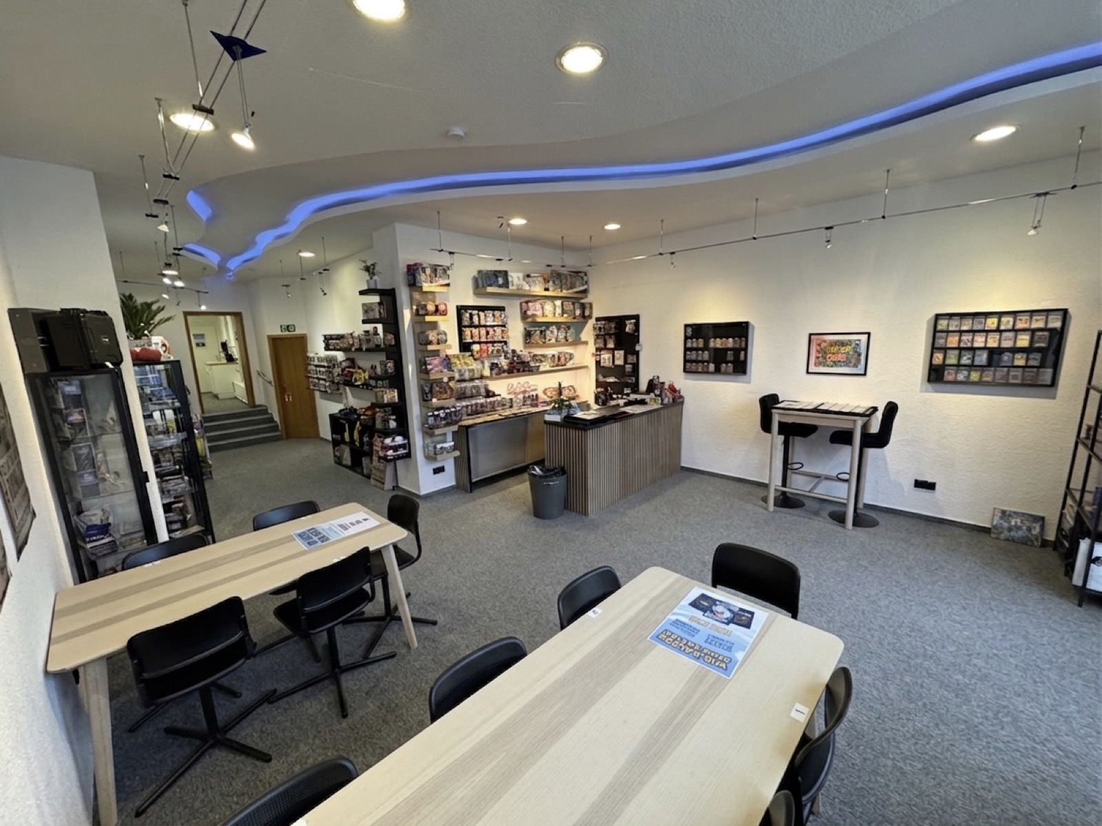 Storebereich mit Spieltischen