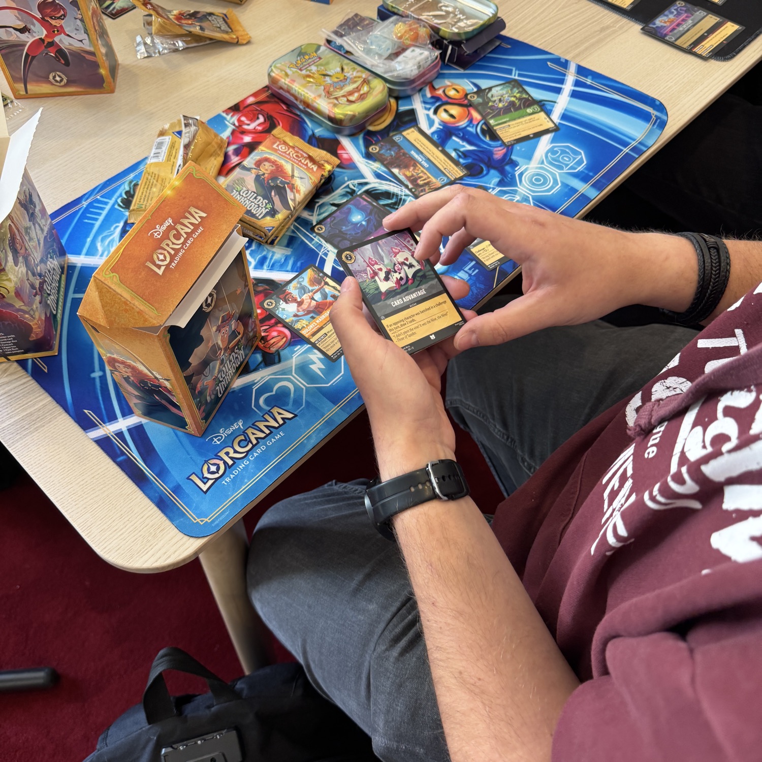 Lorcana Karten am Spieltisch