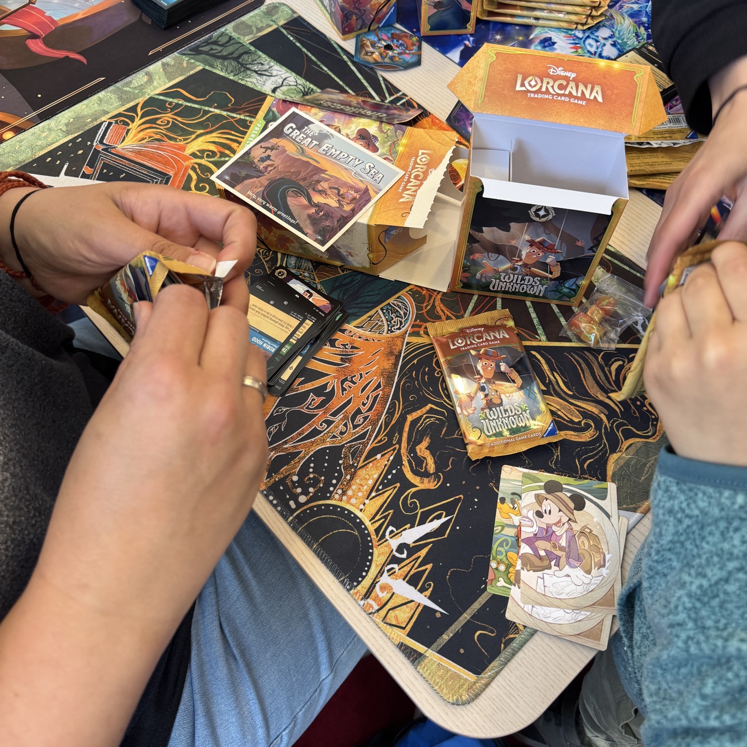 Lorcana Runde mit Karten und Boostern